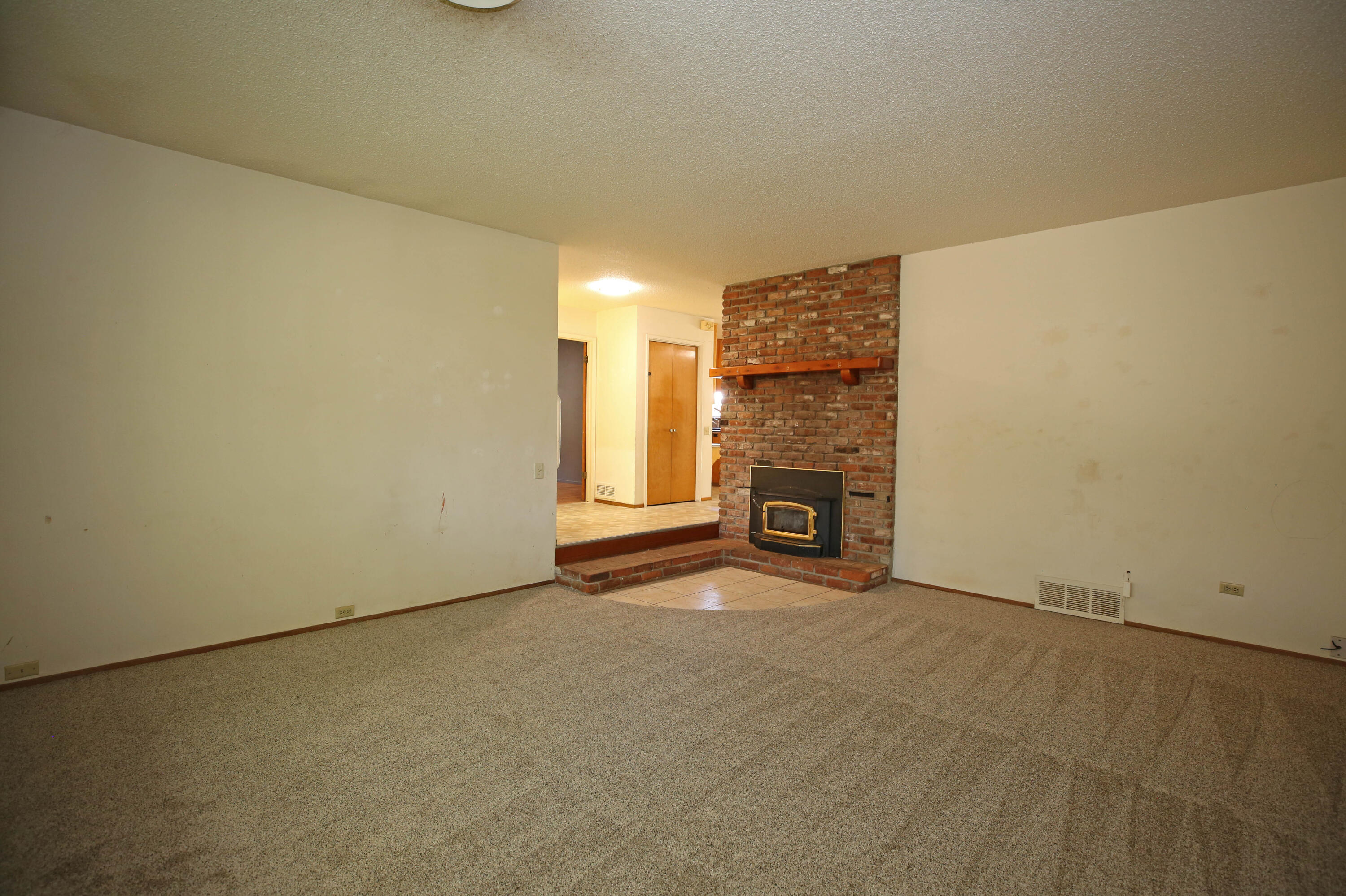 1144 Denton Way Redding, CA 96002 - Photo 3 of 22 Living Room