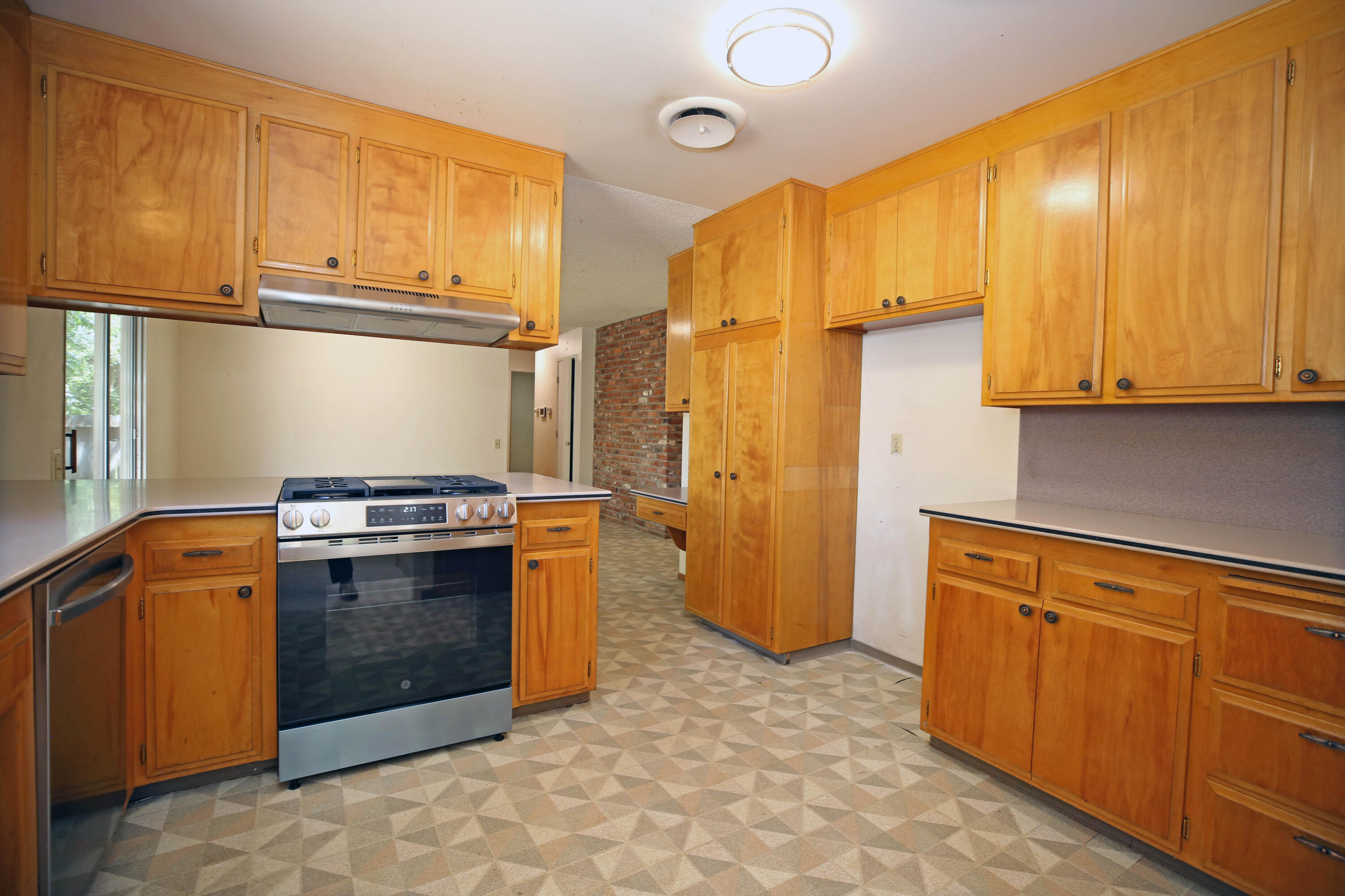 1144 Denton Way Redding, CA 96002 - Photo 4 of 22 Kitchen