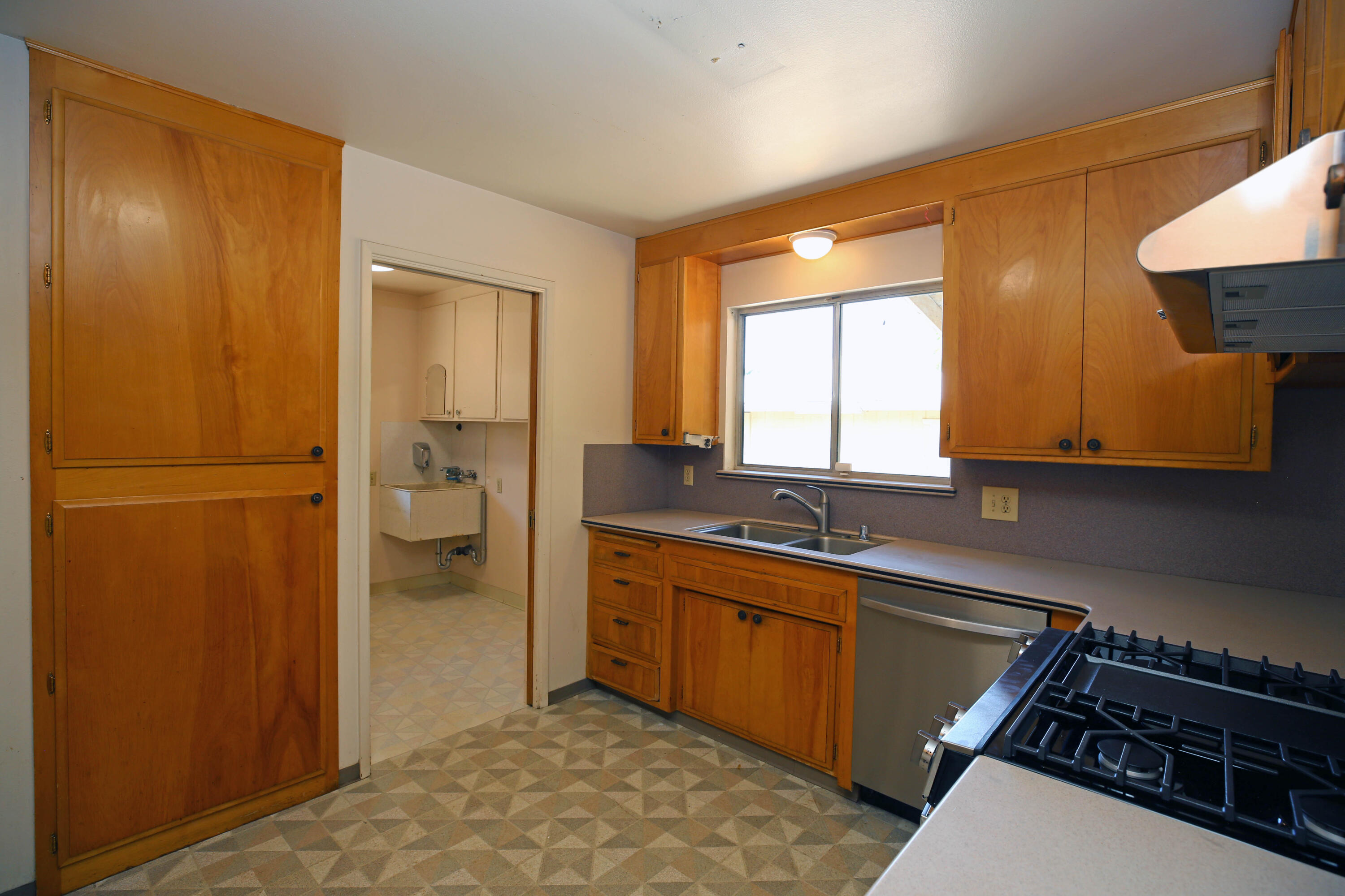 1144 Denton Way Redding, CA 96002 - Photo 5 of 22 Kitchen