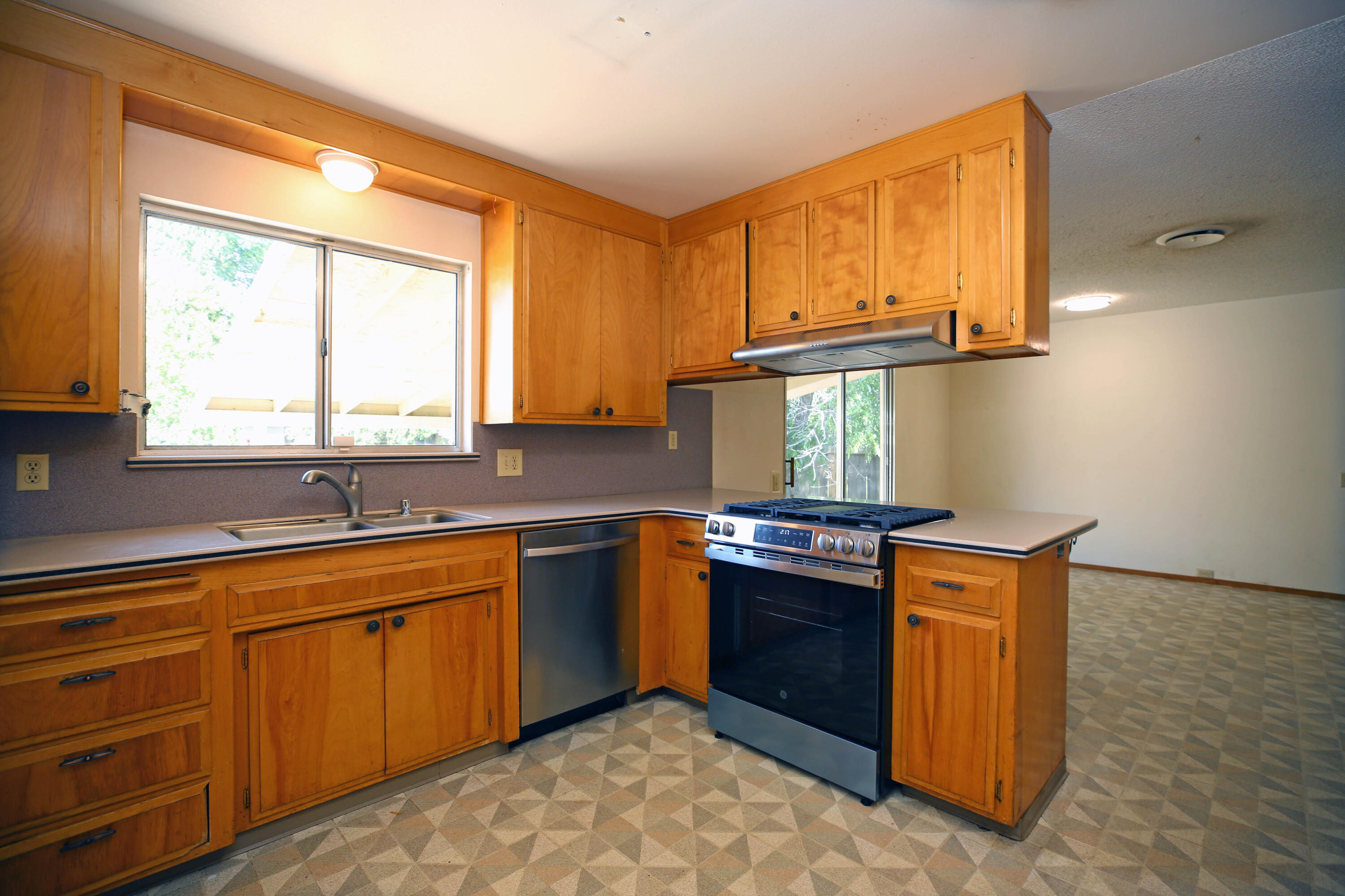 1144 Denton Way Redding, CA 96002 - Photo 6 of 22 Kitchen