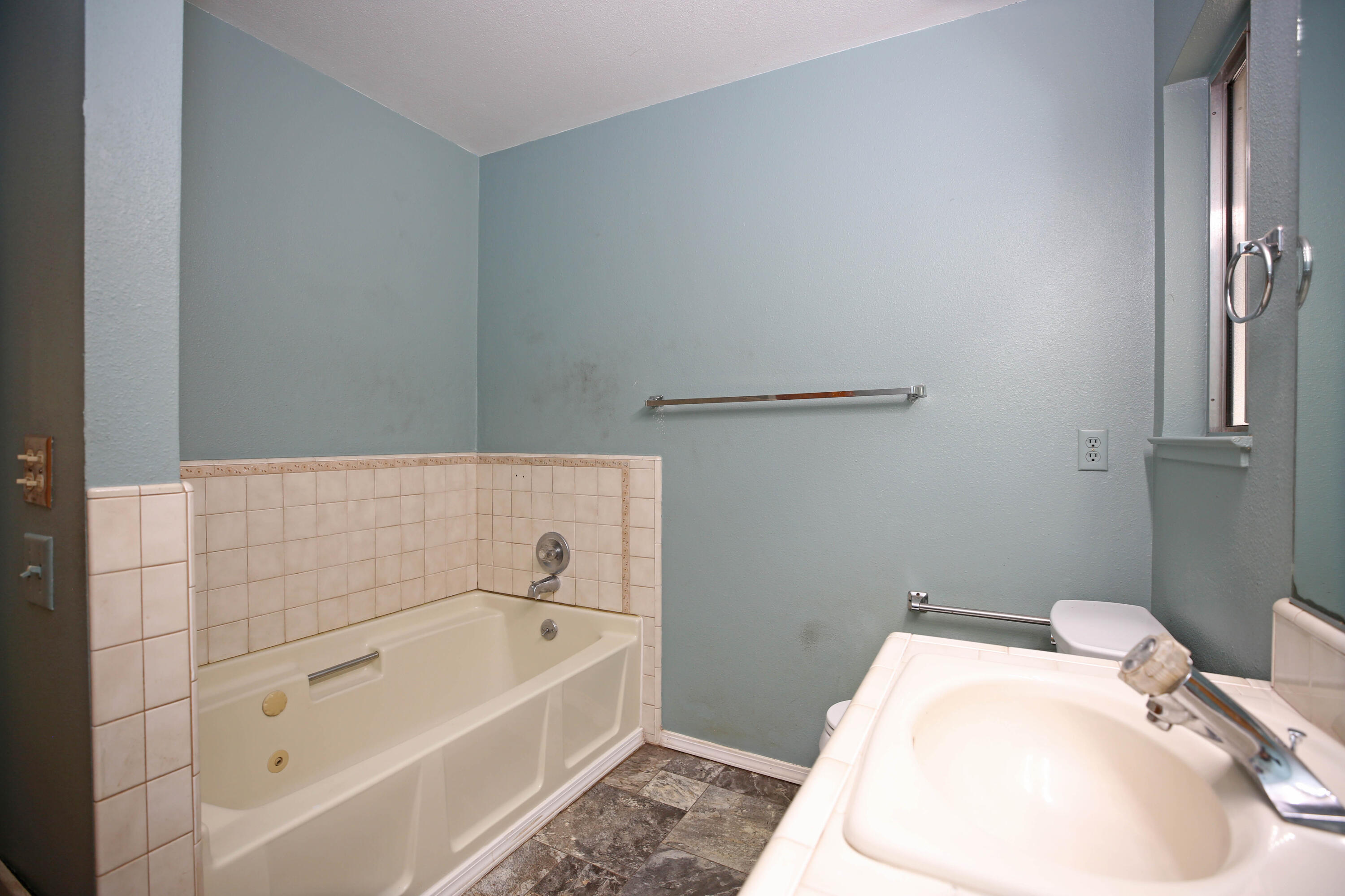 1144 Denton Way Redding, CA 96002 - Photo 10 of 22 Hall Bathroom