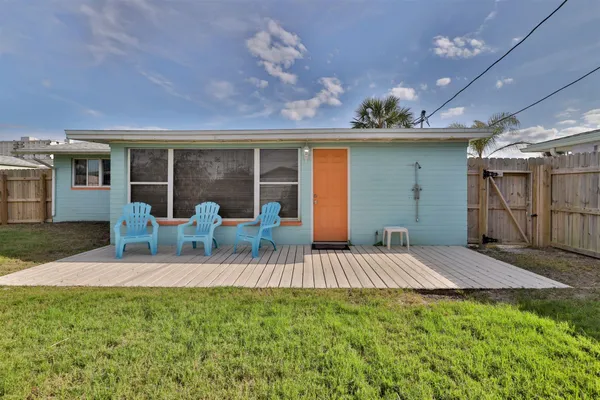 a view of a house with a backyard