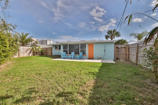 a view of a back yard