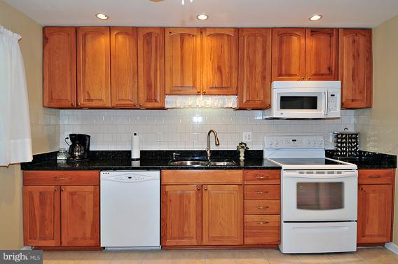 9785 Hillsmere Road Ellicott City, MD 21042 - Photo 3 of 28 Kitchen