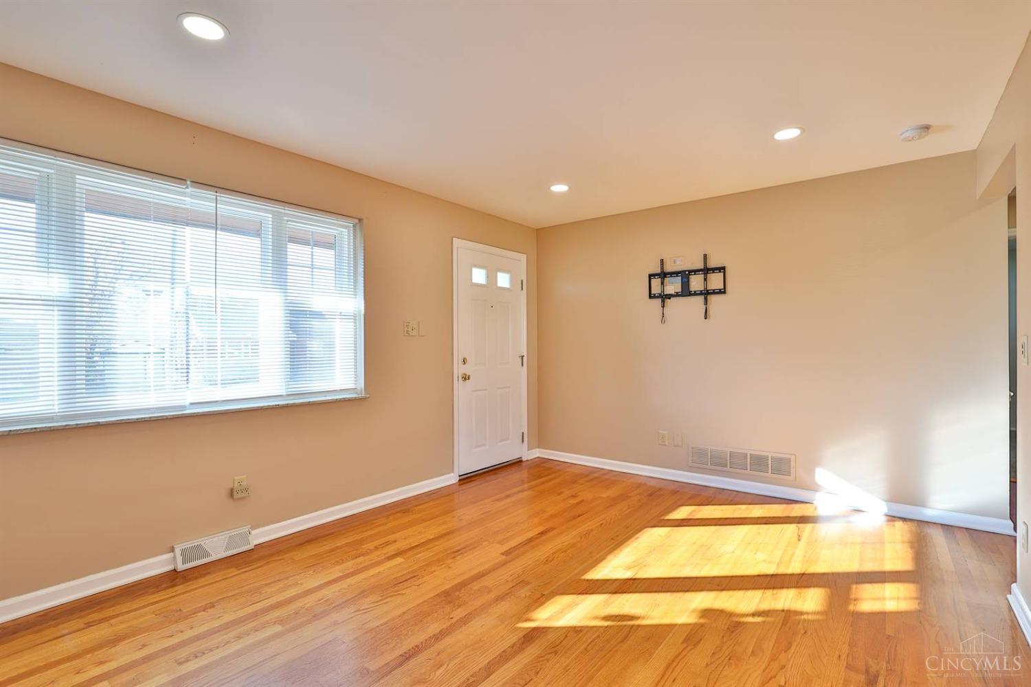 3340 Alexis Road Cincinnati, OH 45239 - Photo 4 of 31