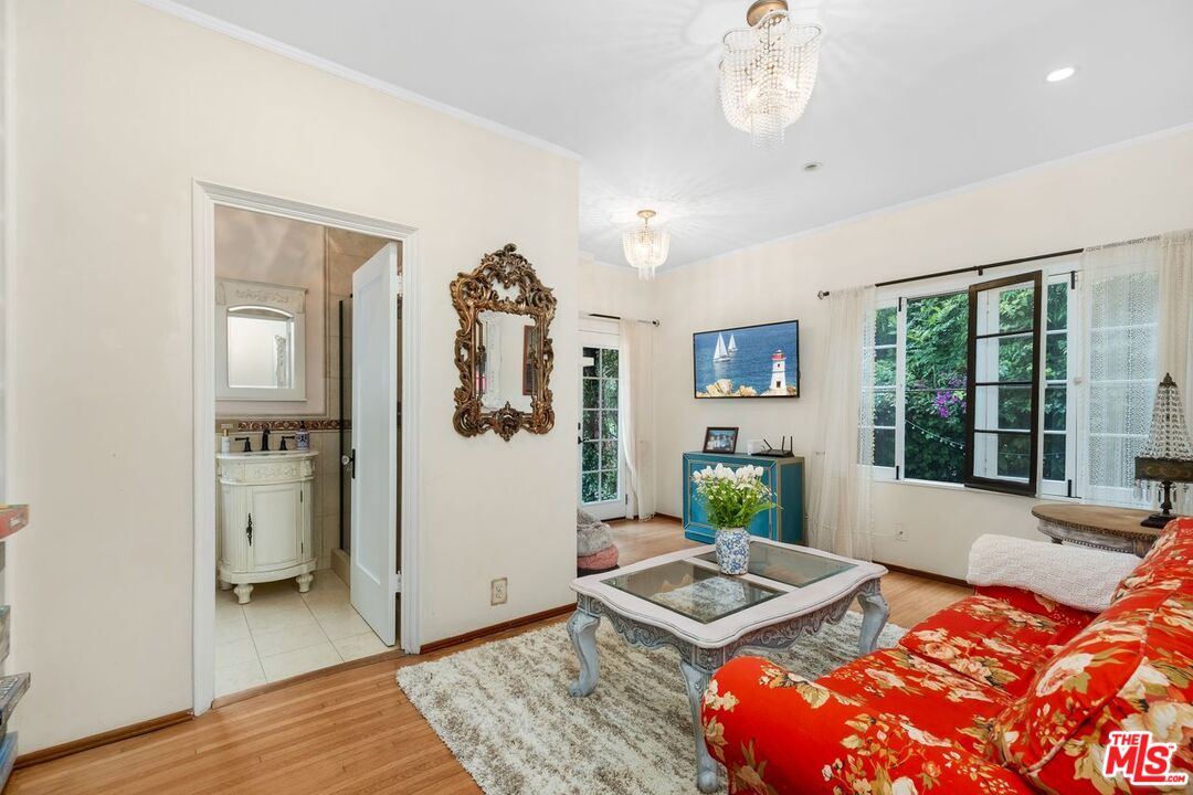 6258 Warner Drive Los Angeles, CA 90048 - Photo 13 of 32