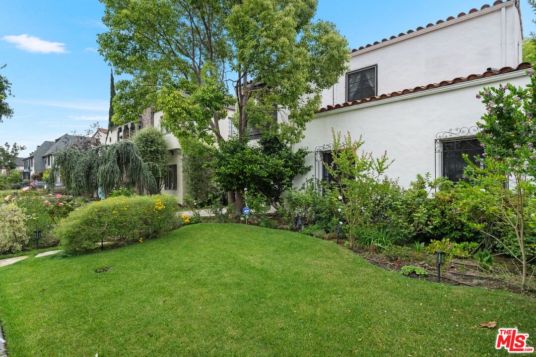 6258 Warner Drive Los Angeles, CA 90048 - Photo 2 of 32