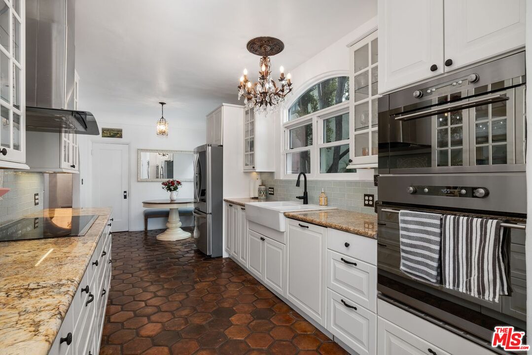 6258 Warner Drive Los Angeles, CA 90048 - Photo 9 of 32