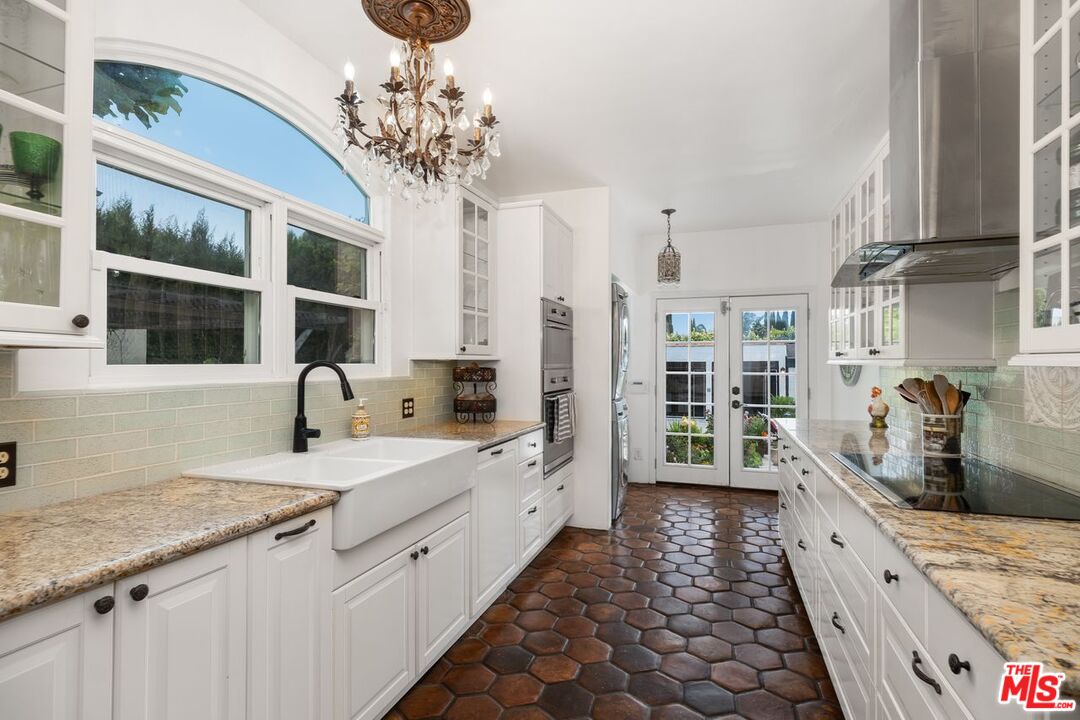 6258 Warner Drive Los Angeles, CA 90048 - Photo 10 of 32