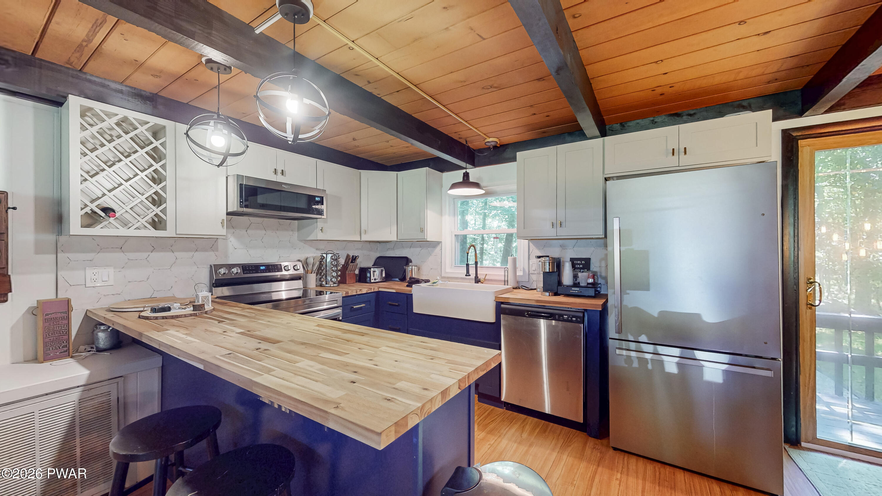 326 Gold Finch Road Bushkill, PA 18324 - Photo 3 of 37