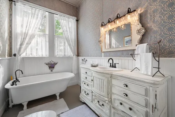 $539,900 | 756 West 3rd Avenue, Corsicana, TX 75110