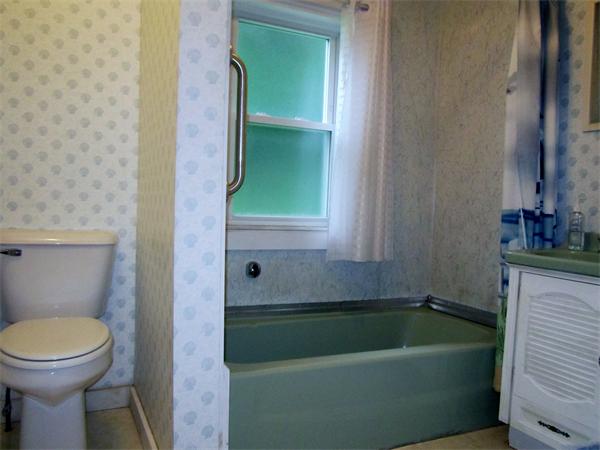 40 Cutler Road Holden, MA 01522 - Photo 8 of 11 a bathroom with a toilet a sink and bathtub