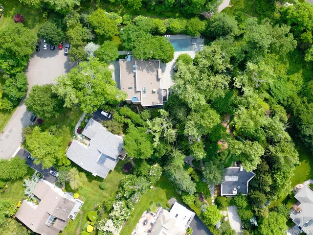 $6,300,000 | 7 Folie Court, Manhasset, NY 11030