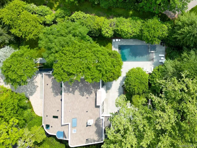 $6,300,000 | 7 Folie Court, Manhasset, NY 11030