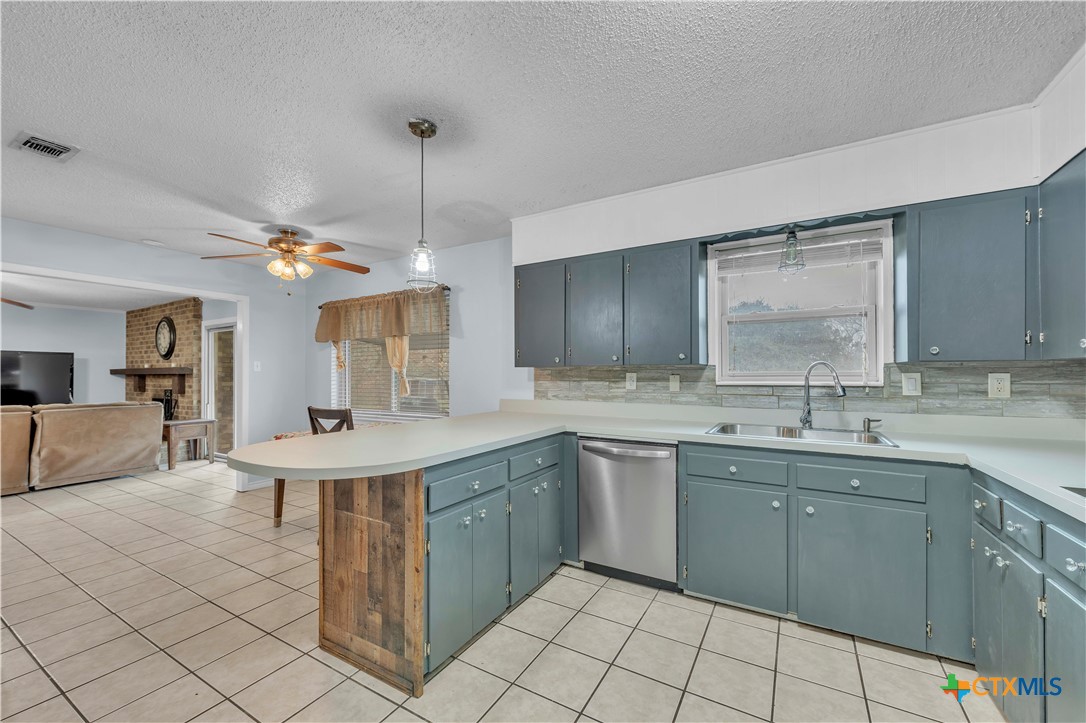 806 County Road 4756 Kempner, TX 76539 - Photo 12 of 33 a spacious bathroom with a sink a mirror and a bathtub