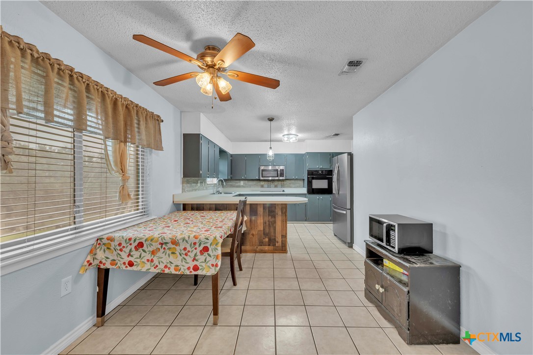806 County Road 4756 Kempner, TX 76539 - Photo 9 of 33 a very nice looking room with a flat screen tv