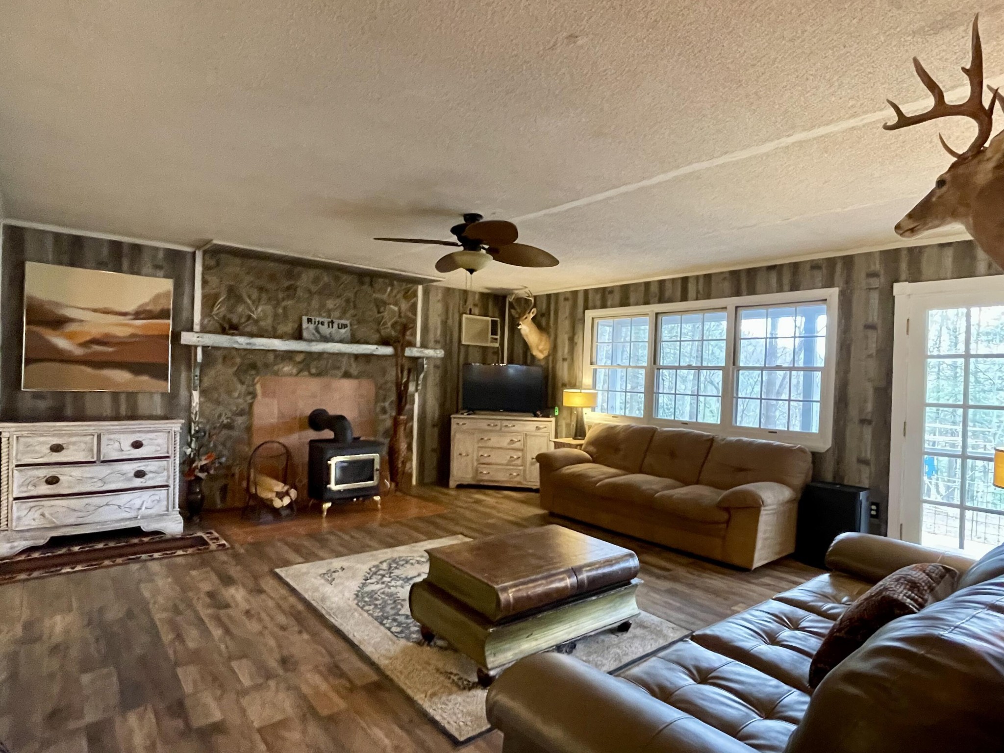 1522 Turkey Creek Road Tellico Plains, TN 37385 - Photo 15 of 34 a living room with furniture and a flat screen tv