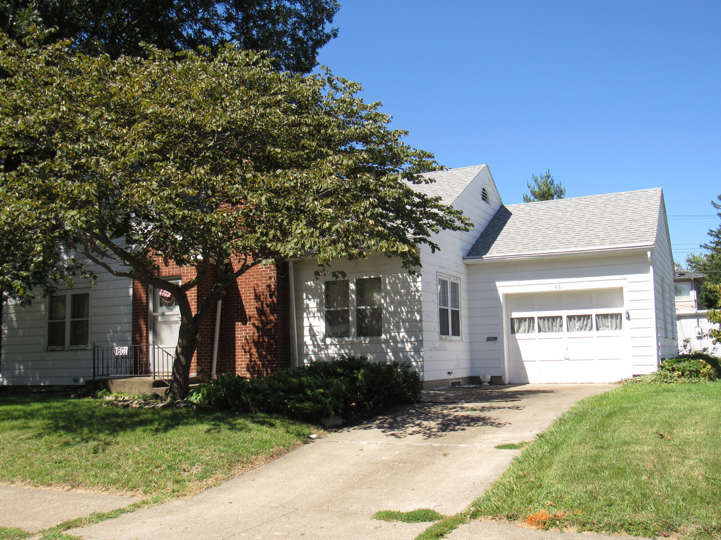 601 West Main Street Clinton, IL 61727 - Photo 1 of 4 a front view of a house with a yard