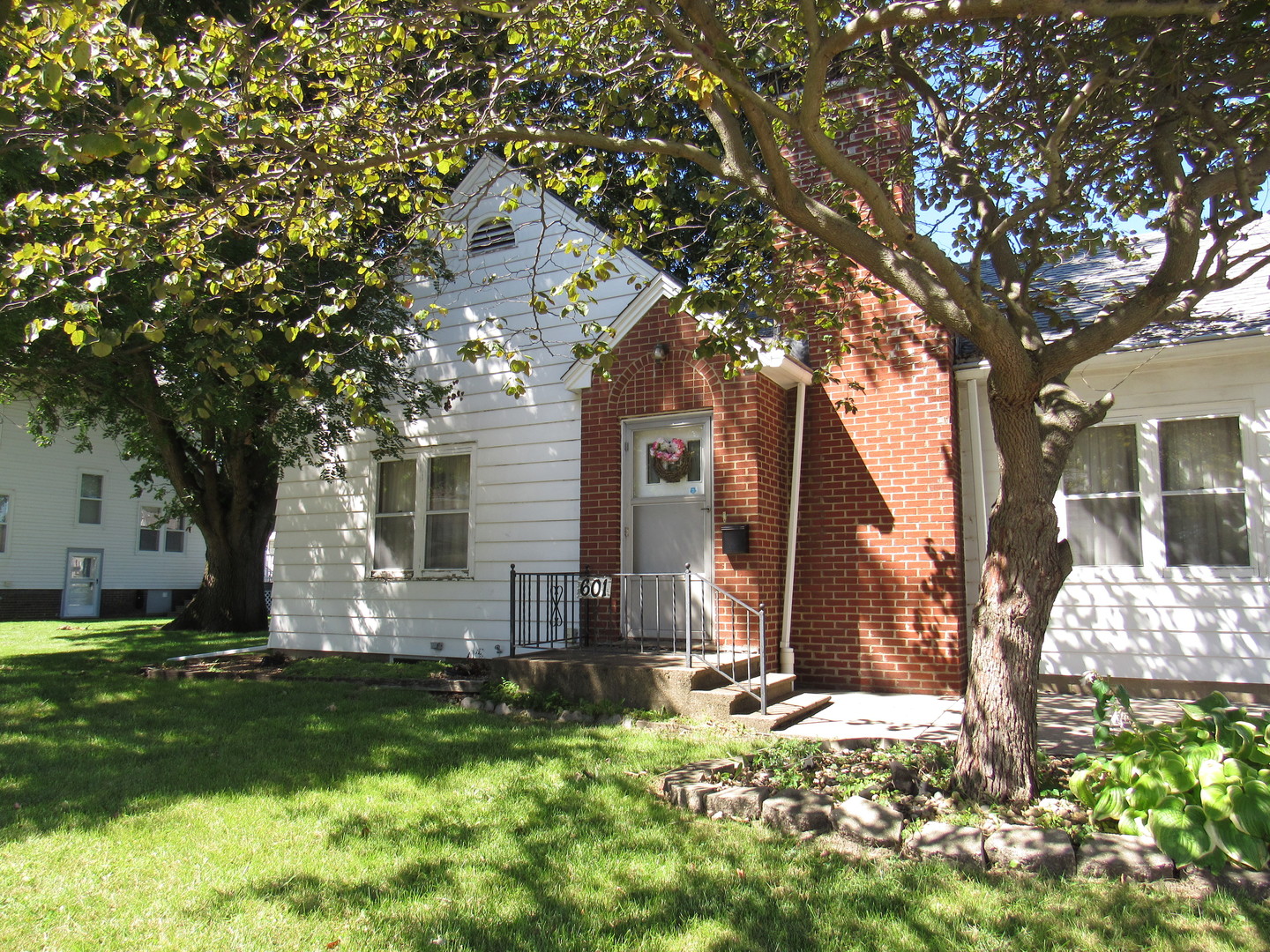 601 West Main Street Clinton, IL 61727 - Photo 3 of 4 a front view of house with yard