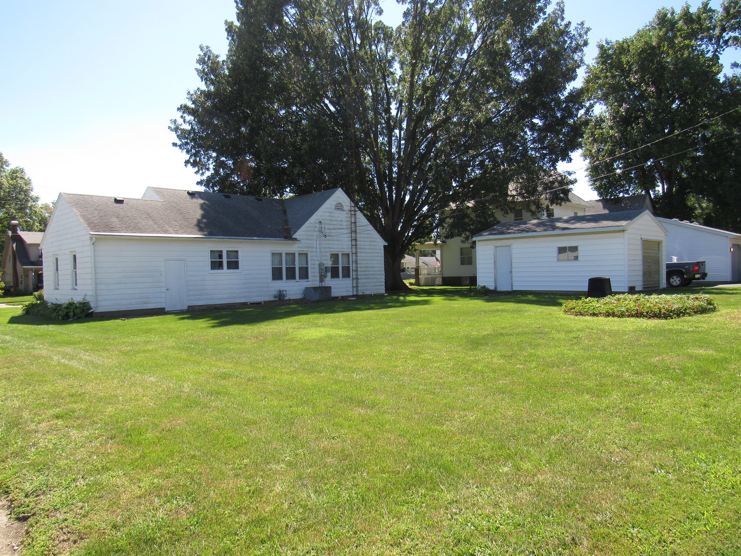 601 West Main Street Clinton, IL 61727 - Photo 4 of 4 a view of a house with a yard