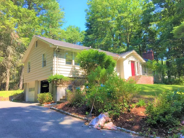 a view of a house with backyard and garden