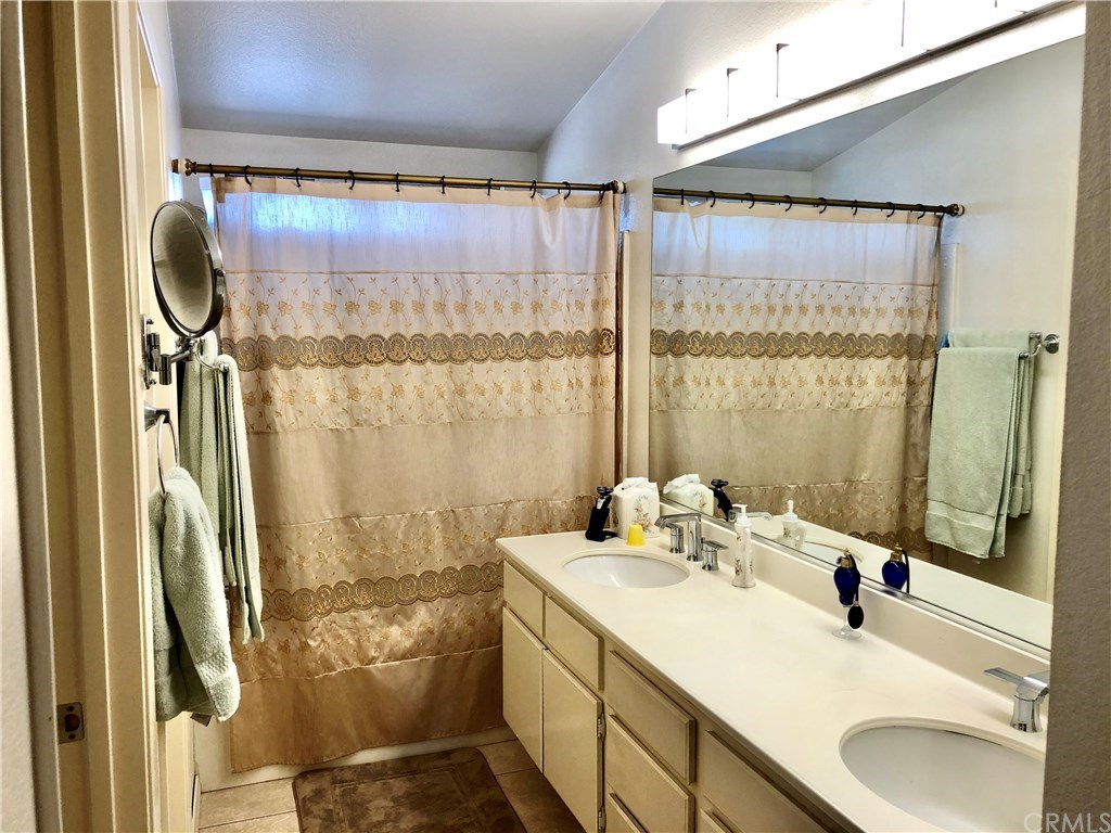 946 Cheyenne Road Corona, CA 92878 - Photo 17 of 28 En-suite Bath