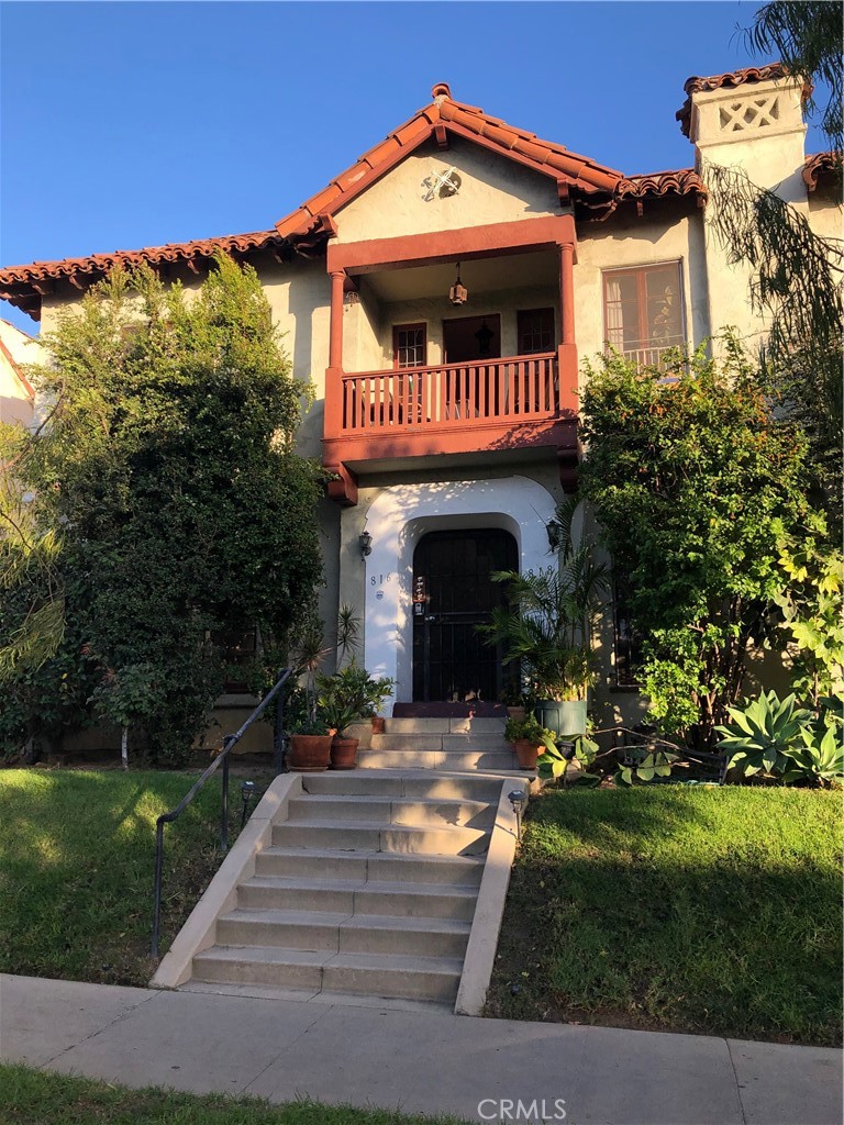 816 South Orange Grove Avenue Los Angeles, CA 90036 - Photo 1 of 11 a front view of a house with a yard