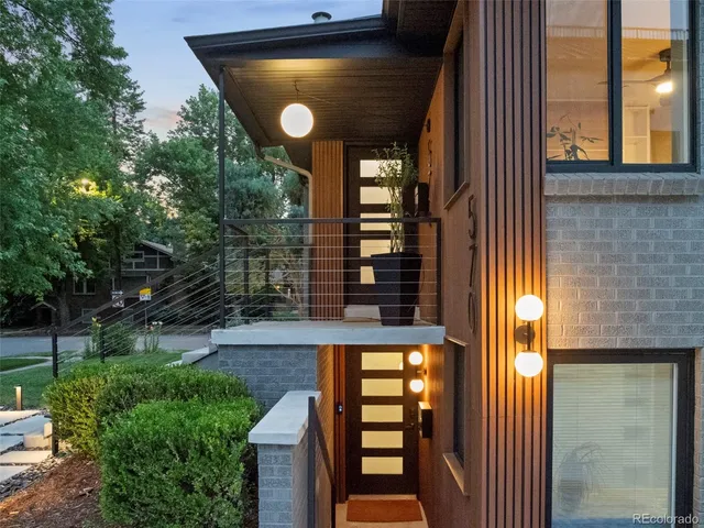 a view of entryway with a front door