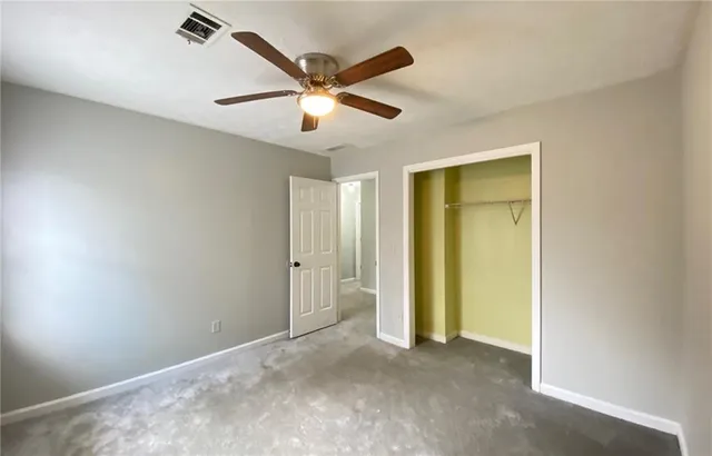 an empty room with ceiling fan and a ceiling fan