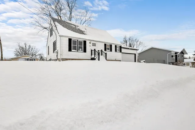 $274,900 | 2221 Kellogg Avenue, Janesville, WI 53546
