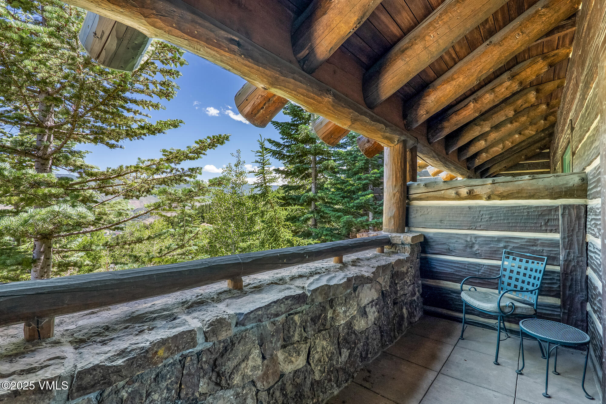 130 Daybreak Ridge Road, Unit HS319 Avon, CO 81620 - Photo 19 of 30 a balcony with chairs and a table