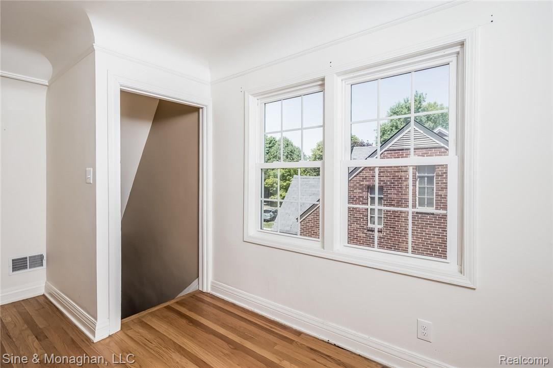 916 Rivard Boulevard Grosse Pointe, MI 48230 - Photo 20 of 73 020-Landing-2930115-medium.jpg