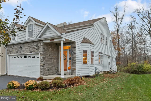 a view of backyard with a garden