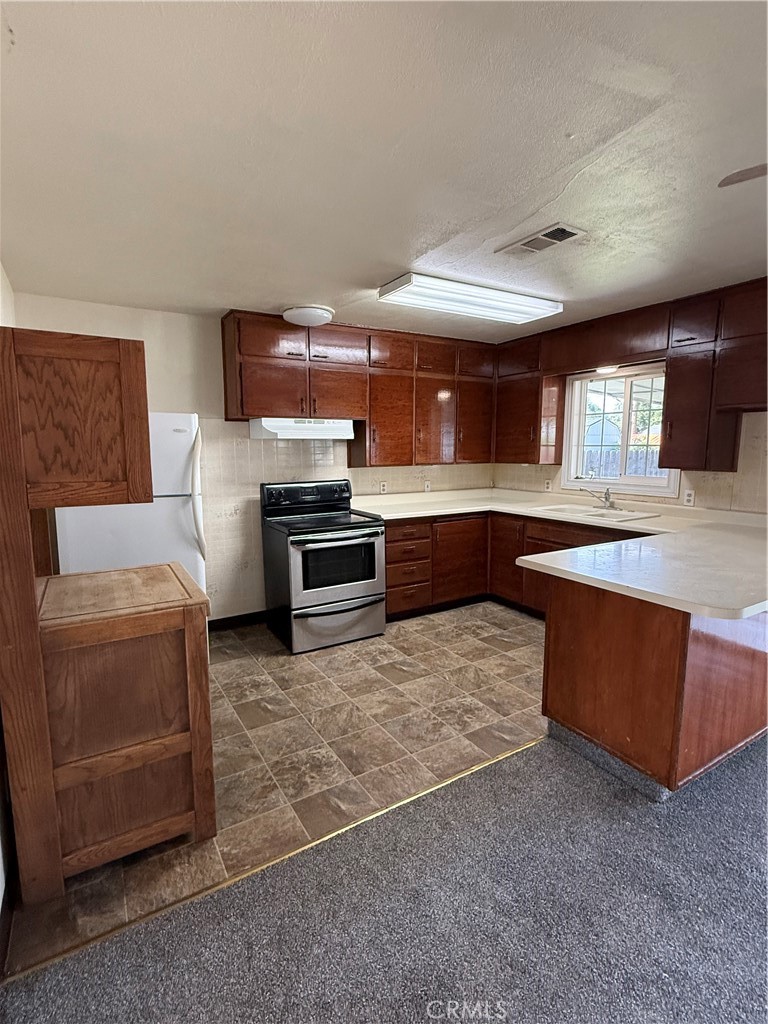 1127 West 23rd Street Merced, CA 95340 - Photo 14 of 23 kitchen