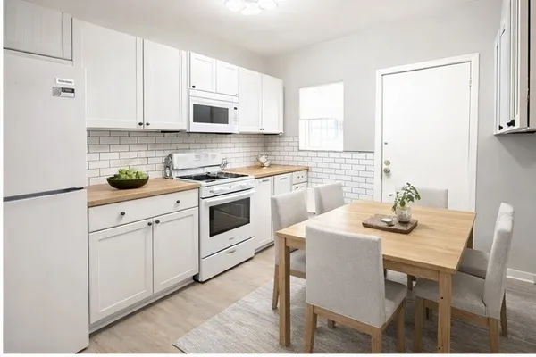 $2,100 | 902 West Margate Terrace, Unit 2D, Chicago, IL 60640