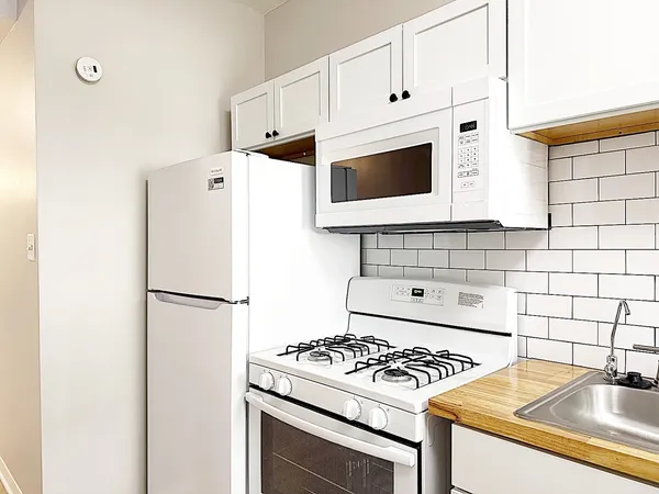 $2,100 | 902 West Margate Terrace, Unit 2D, Chicago, IL 60640