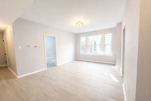 $2,100 | 902 West Margate Terrace, Unit 2D, Chicago, IL 60640