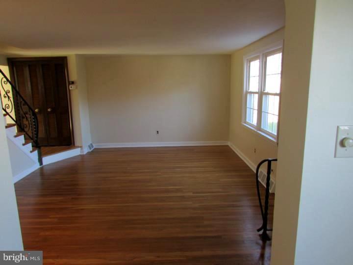 538 Scenic Road Springfield, PA 19064 - Photo 2 of 11 Living Room