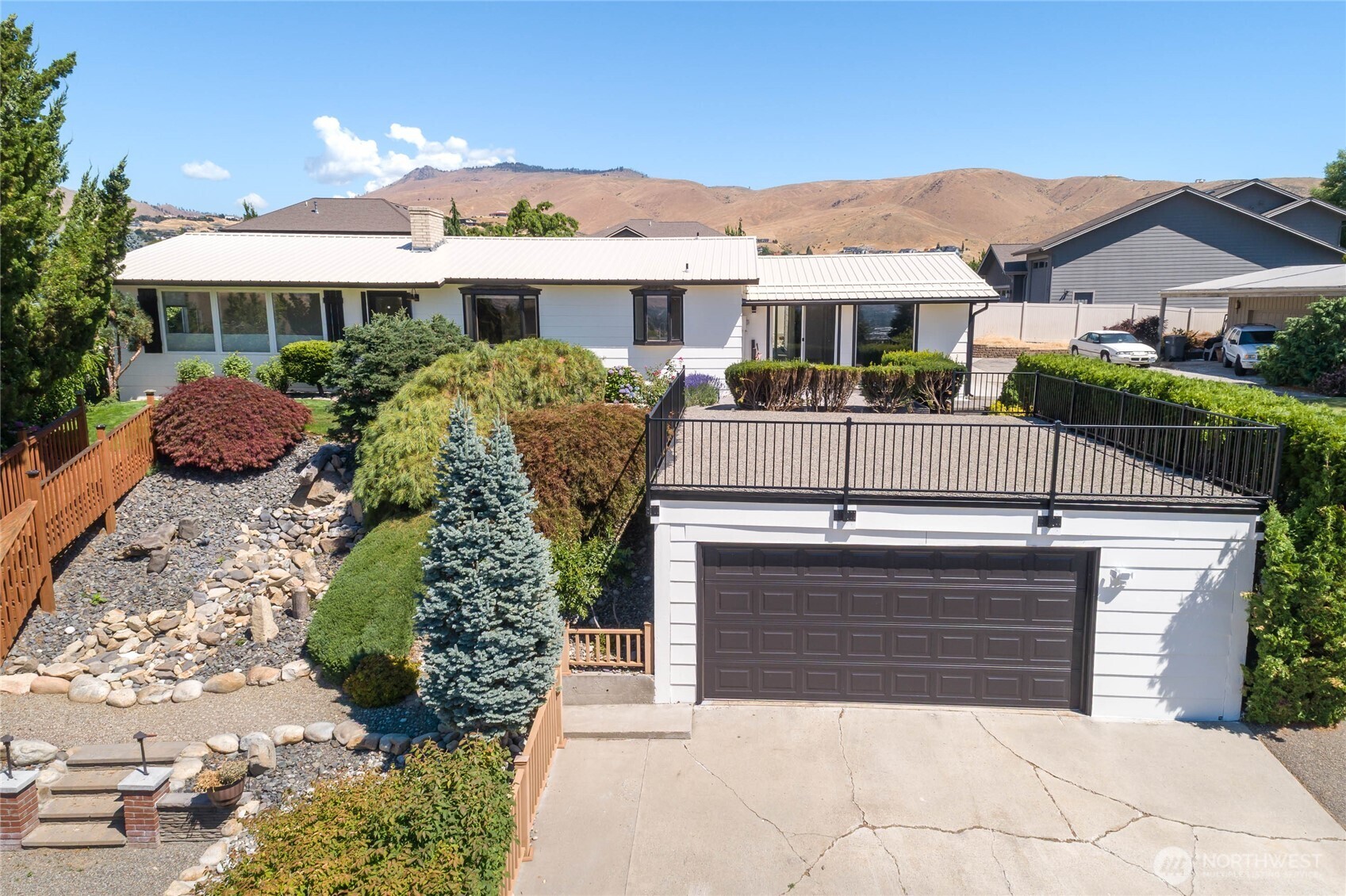 330 Sunnyslope Heights Road Wenatchee, WA 98801 - Photo 1 of 38