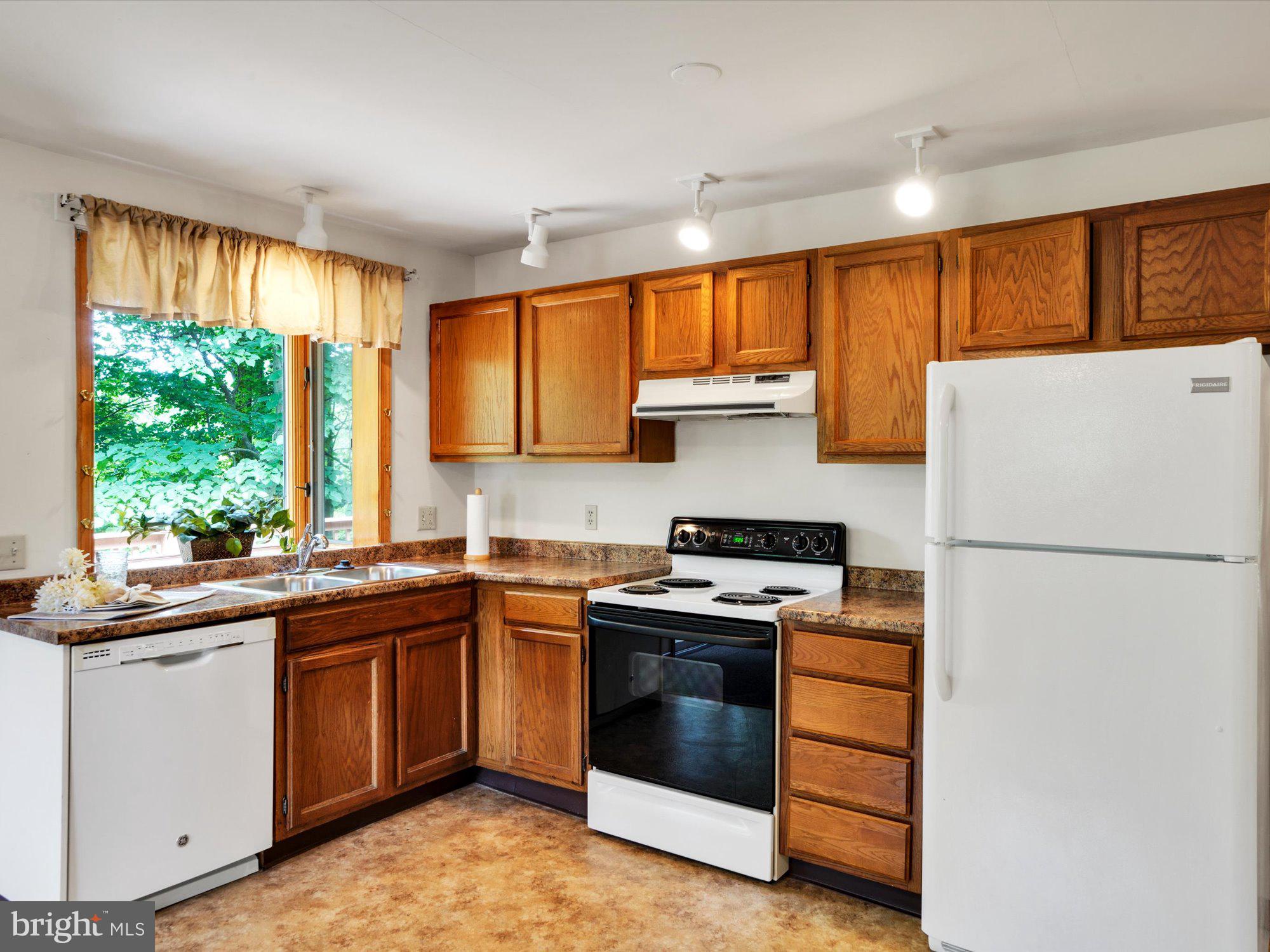 265 Mountain View Road Reading, PA 19607 - Photo 3 of 34