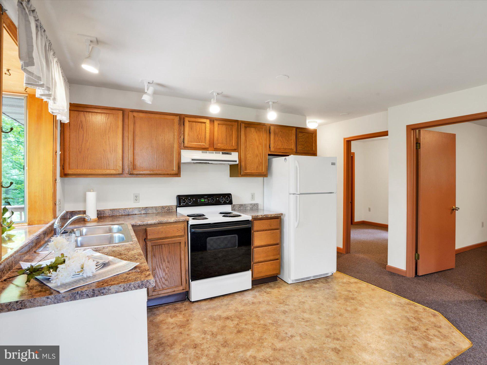 265 Mountain View Road Reading, PA 19607 - Photo 4 of 34
