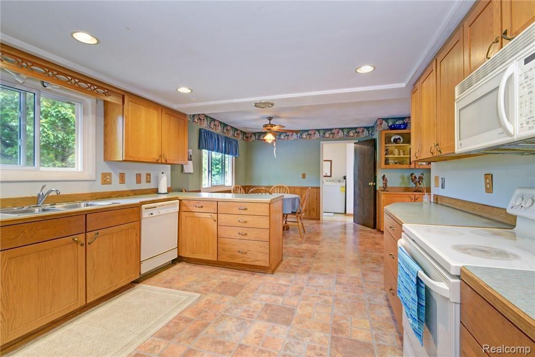 1362 Brogan Road Stockbridge, MI 49285 - Photo 16 of 36 Large Kitchen and Dining Space