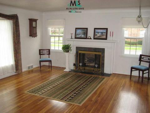 801 Barrington Road Grosse Pointe, MI 48230 - Photo 3 of 9 923221-2.JPG