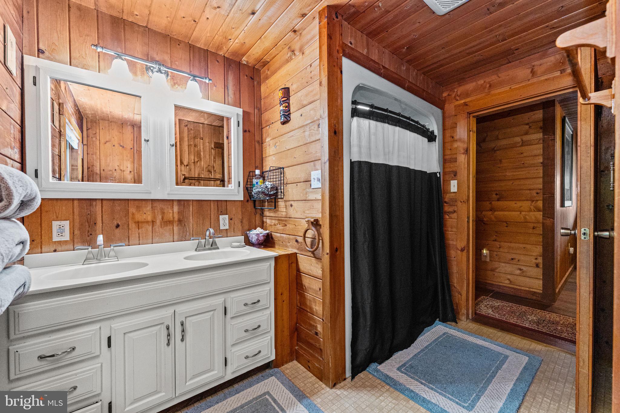 209 Township Line Road Schwenksville, PA 19473 - Photo 23 of 41 Hall Full Bath