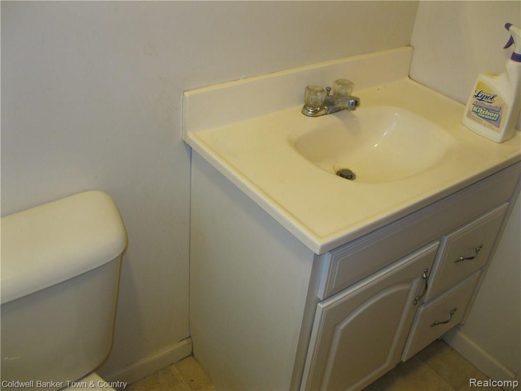 182 Oriole Road Commerce Township, MI 48382 - Photo 7 of 12 BATH.JPG