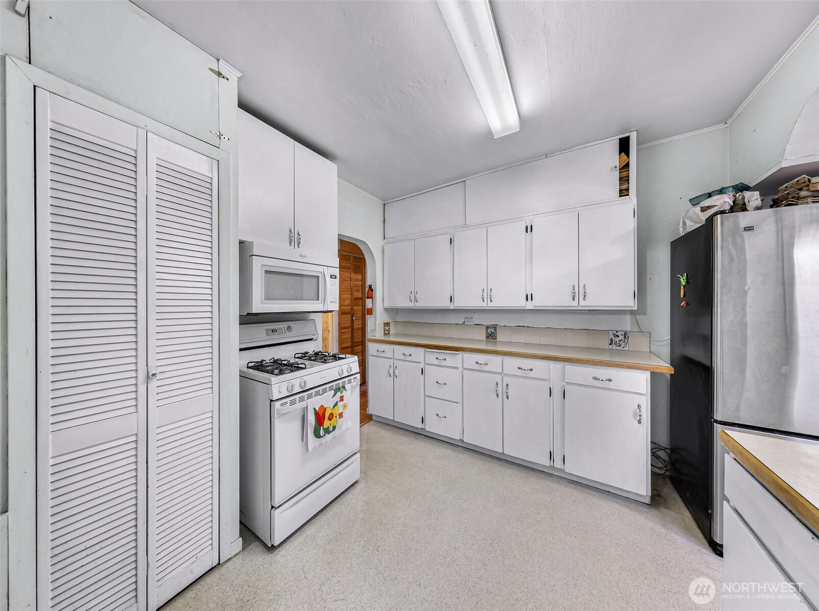 4610 Curtis Road Bellingham, WA 98226 - Photo 25 of 34 a kitchen with granite countertop cabinets and refrigerator