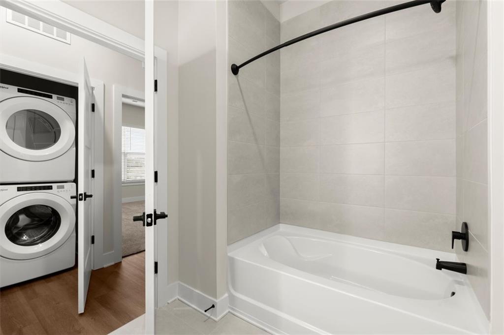 2648 Sandy Plains Road, Unit 301 Marietta, GA 30062 - Photo 32 of 46 a bathroom with a sink a mirror and a bathtub