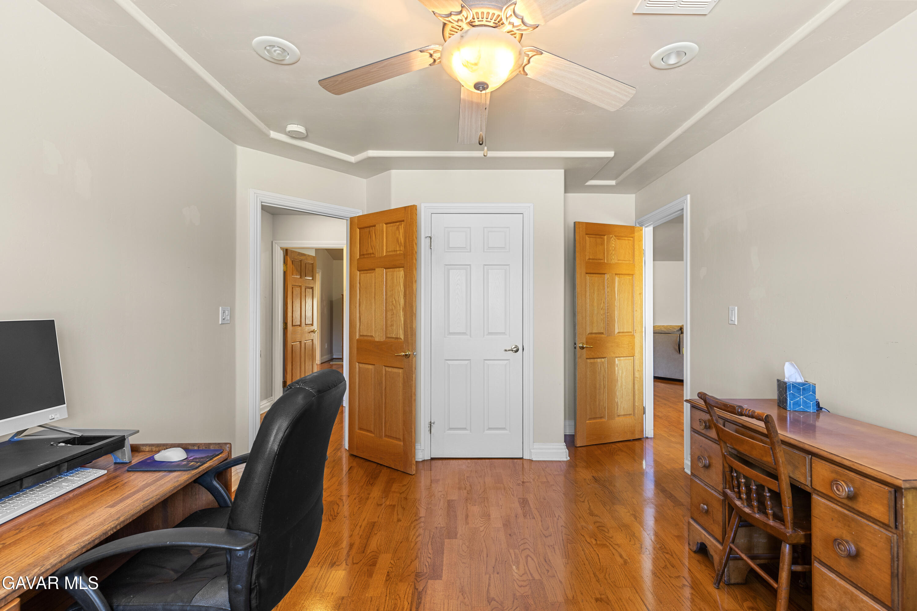 30100 Sunland Way Tehachapi, CA 93561 - Photo 20 of 44 a workspace with furniture and chandelier