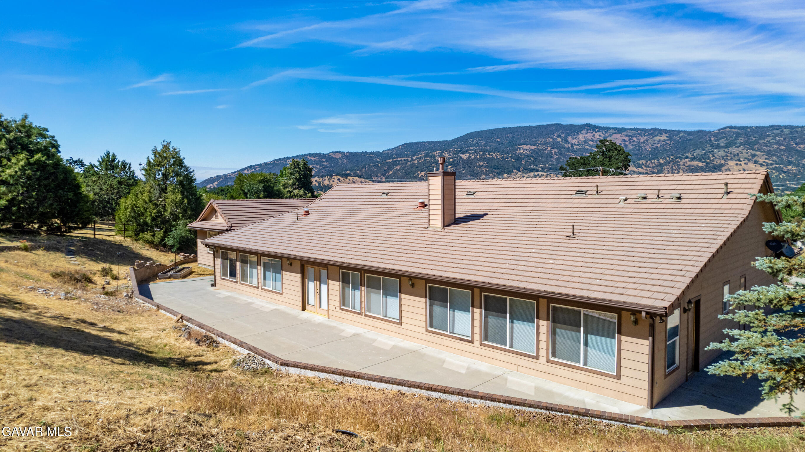 30100 Sunland Way Tehachapi, CA 93561 - Photo 34 of 44 a view of a house with a terrace