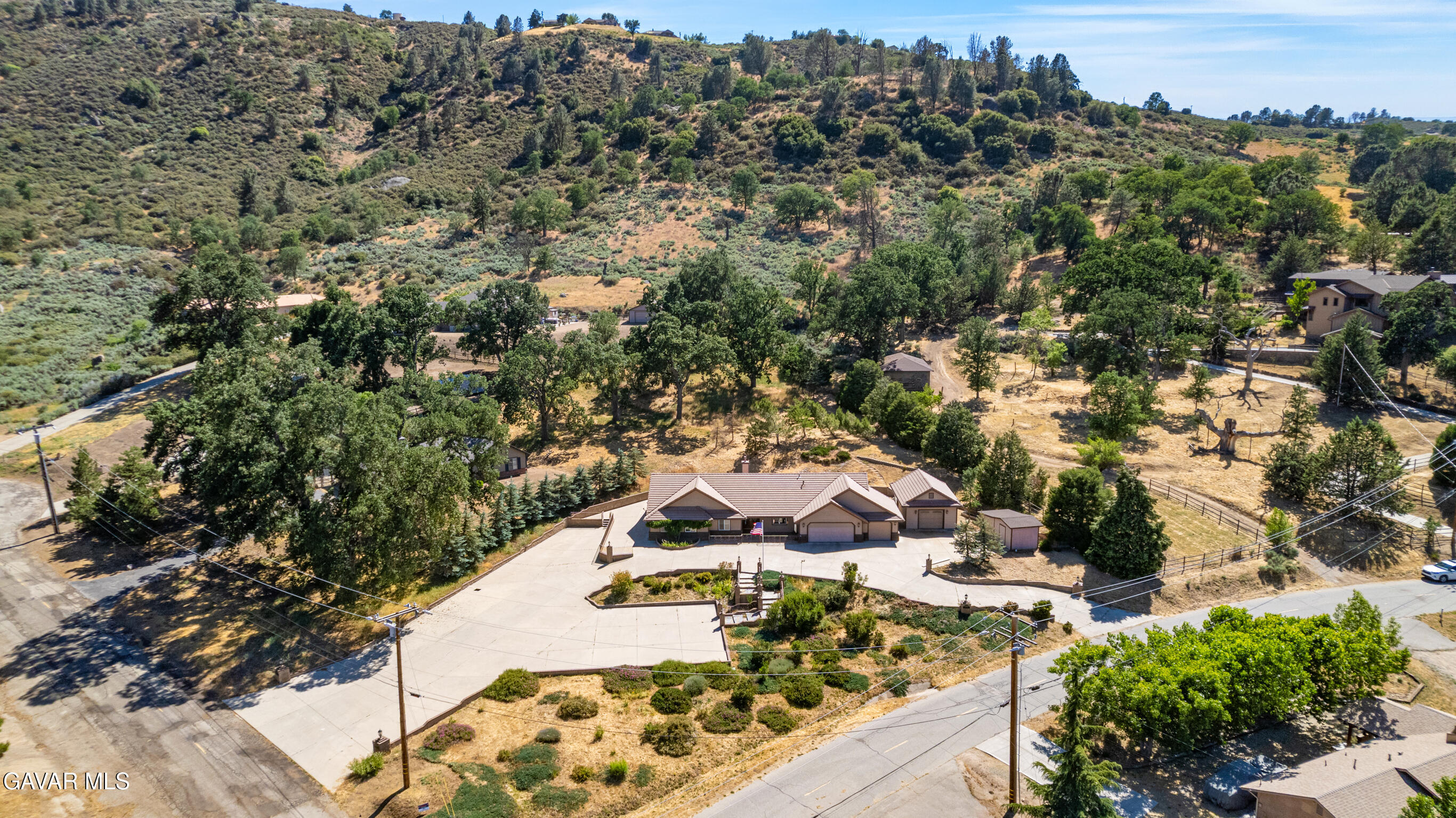 30100 Sunland Way Tehachapi, CA 93561 - Photo 41 of 44 an aerial view of residential houses with outdoor space